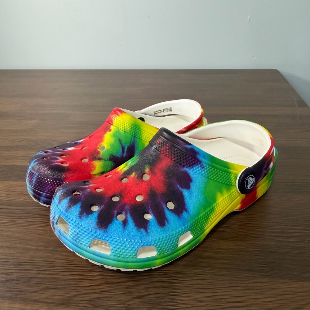 CROCS Colorful Tie-Dye Clogs Women’s 6, Kids 4